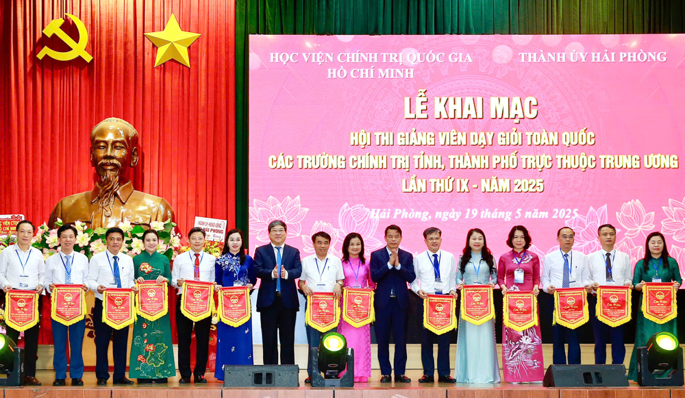 Two Bac Giang lecturers honored as outstanding national educators